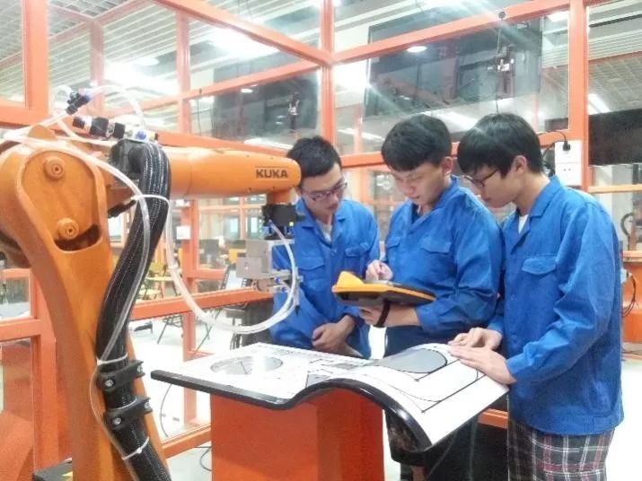 服务看高职 技术服务在现代职业教育中的核心地位